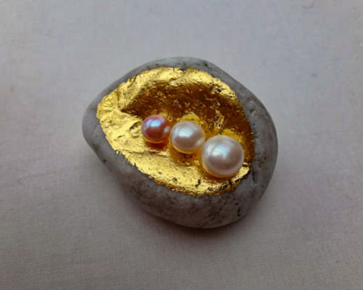 Natural stone with gold and freshwater pearls