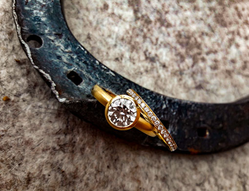 Solitärring mit weißem Brillanten von 1,15 Carat, Memoire-Ring mit weißen Brillanten, beide 750er Gelbgold Solitärring mit weißem Brillanten von 1,15 Carat, Memoire-Ring mit weißen Brillanten, beide 750er Gelbgold