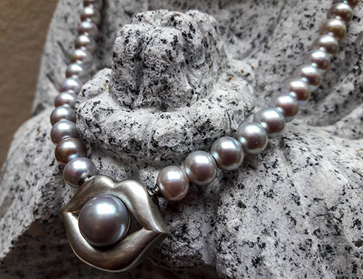 Collier „Kussmund“ aus grauen Süßwasserperlen mit auswechselbarem Anhänger aus 925er Silber