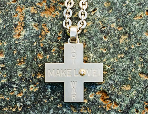 Kreuz „Make Love! Not War“ aus Massivsilber mit Brillant in Goldfassung, an Ankerkette Silber
