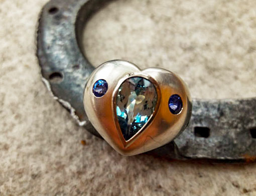 Ring aus Silber mit Aquamarin und Saphire in Weißgoldfassung Ring aus Silber mit Aquamarin und Saphire in Weißgoldfassung