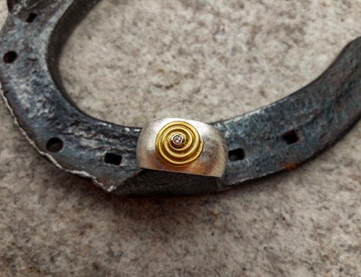 Ring aus 925er Silber mit Goldspirale und weißem Brillanten