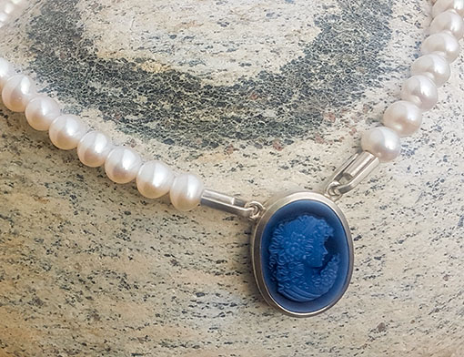 Necklace out of white freshwater pearls, with exchangeable pendant made of silver, agate gem