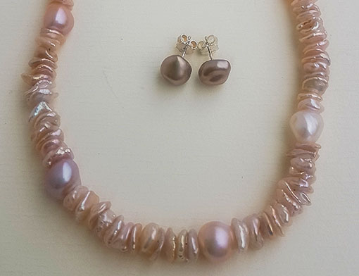 Necklace made of freshwater pearls (broque & keshi); closure made of silver; apposite studs