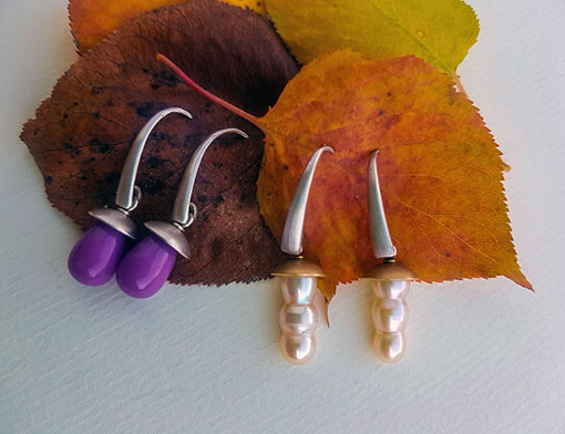 2 pairs of earrings made of silver - with purple heterosite or 18 ct gold and freshwater pearls