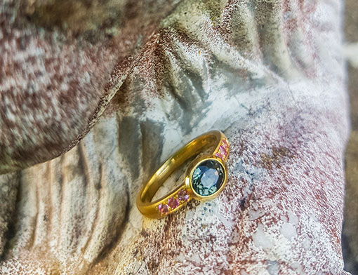 Ring aus 750er Gold mit braunem Saphir und kleinen rosafarbenen Saphiren Ring aus 750er Gold mit braunem Saphir und kleinen rosafarbenen Saphiren