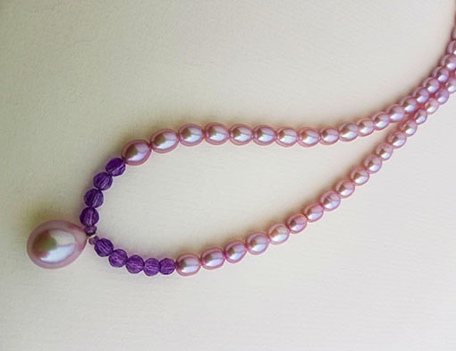 Necklace made of pink-coloured freshwater pearls, amethyst, closure made of silver