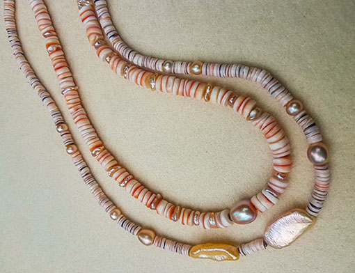 Necklaces made of mother-of-pearl and freshwater pearls, closure made of silver