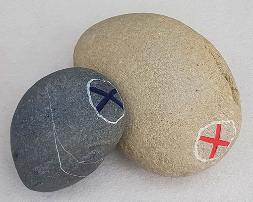 zwei Natursteine mit Quarzkreisen; Farbe
