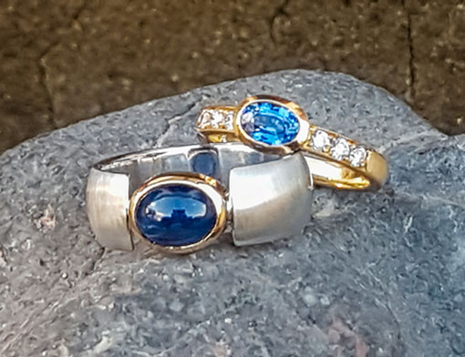 Ringpaar aus 750er Gold mit blauem und orangefarbenen Saphir